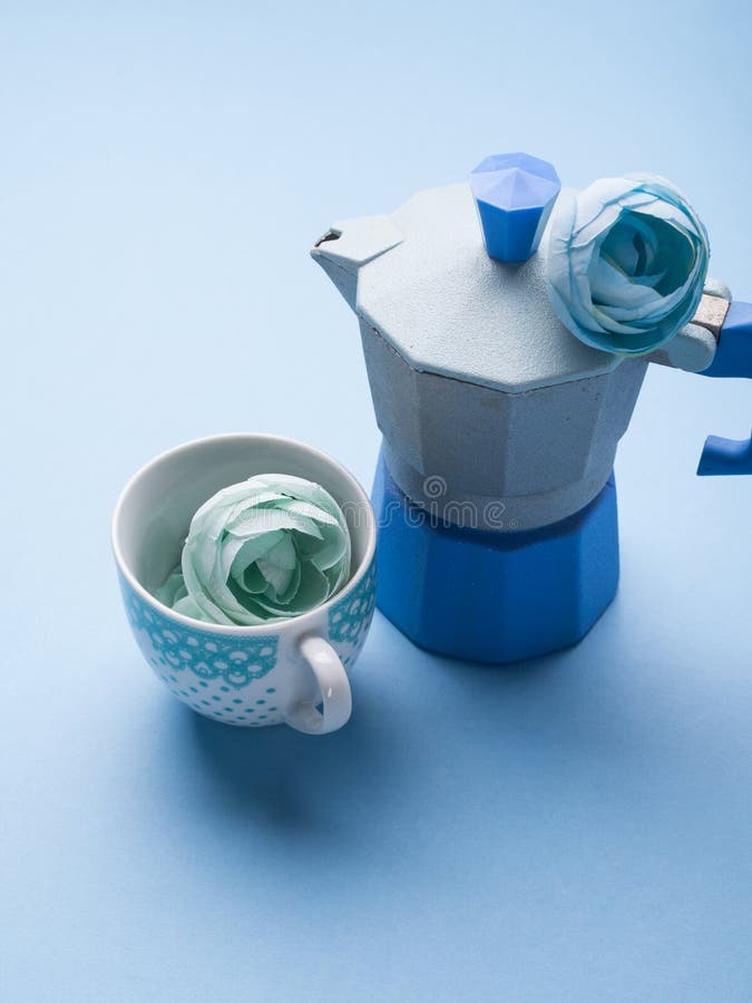 Natura morta con la macchinetta del caffè ed il fiore blu immagini stock Natura morta con la macchinetta del caffè ed il fiore blu immagini stock