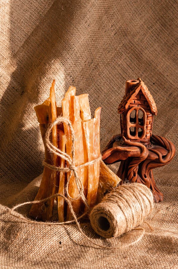 Natura morta con la masticazione dei bastoni per i cani, bello castello della Guinea Su un fondo stile rustica del tessuto, tendi fotografia stock Natura morta con la masticazione dei bastoni per i cani, bello castello della Guinea Su un fondo stile rustica del tessuto, tendi fotografia stock
