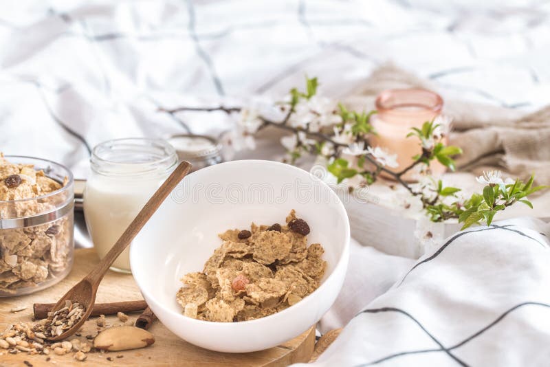 Natura morta con una bella prima colazione sana a letto fotografia stock Natura morta con una bella prima colazione sana a letto fotografia stock