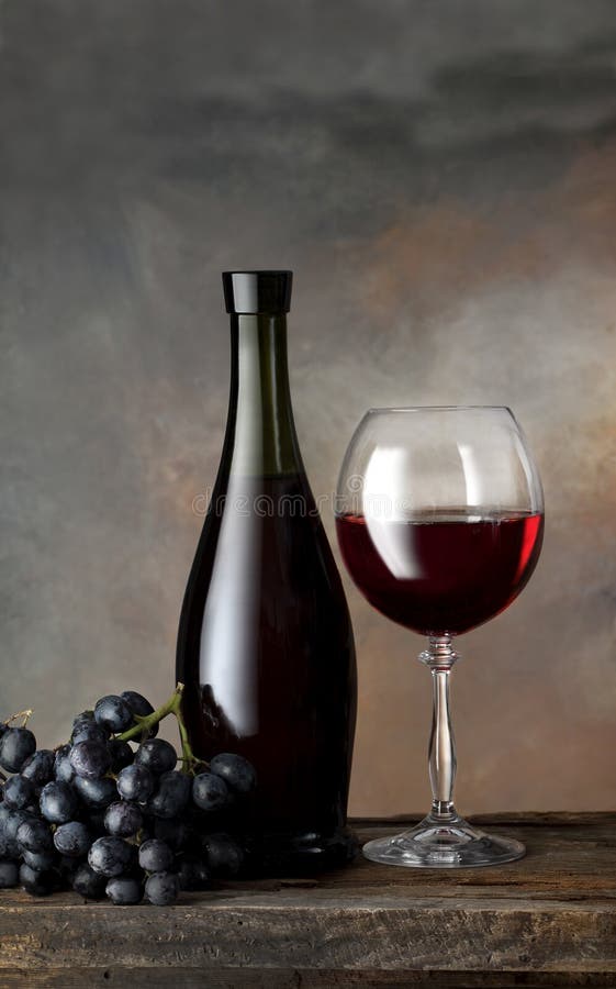 Natura morta con vino rosso immagini stock libere da diritti Natura morta con vino rosso immagini stock libere da diritti