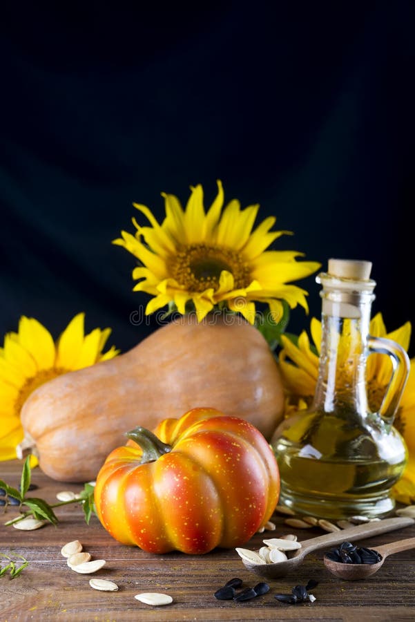 Natura morta di autunno con le zucche, il petrolio ed i girasoli fotografie stock libere da diritti Natura morta di autunno con le zucche, il petrolio ed i girasoli fotografie stock libere da diritti