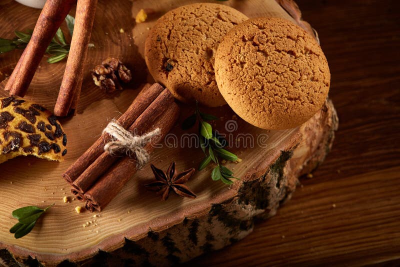 Natura morta di Natale con l'assortimento dei biscotti, della cannella e delle arance secche su un ceppo, primo piano, fuoco sele fotografie stock libere da diritti Natura morta di Natale con l'assortimento dei biscotti, della cannella e delle arance secche su un ceppo, primo piano, fuoco sele fotografie stock libere da diritti