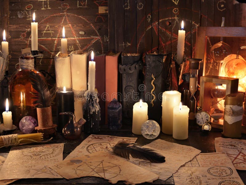 Natura morta mistica con gli oggetti, i libri e le candele magici