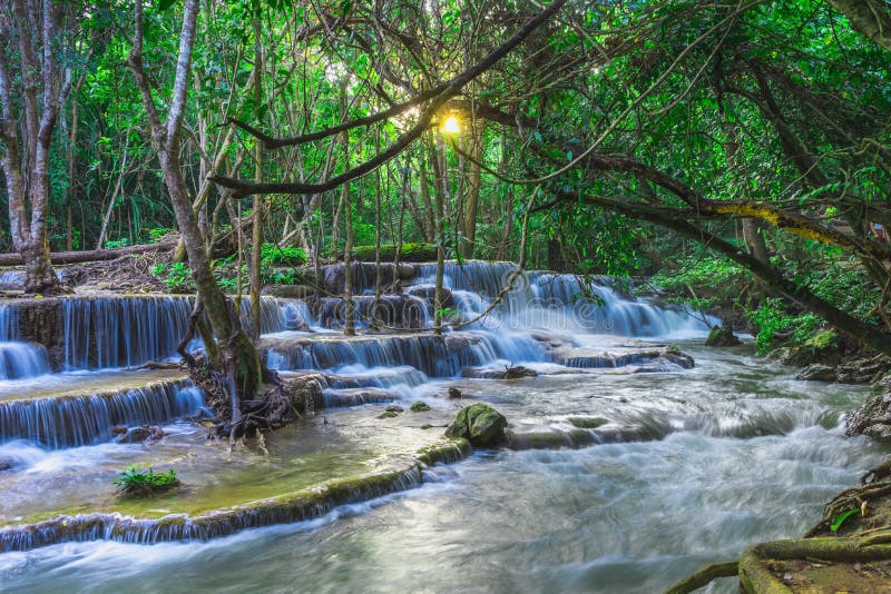 Natural hermoso de la cascada de Huay Mae Khamin, Kanchanaburi favorable foto de archivo libre de regalías Natural hermoso de la cascada de Huay Mae Khamin, Kanchanaburi favorable foto de archivo libre de regalías