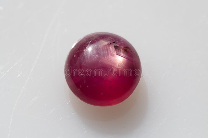 Natural Round Cabochon Red Ruby Gemstone visar ett mönster av typen Rare 6Ray Star royaltyfri foto