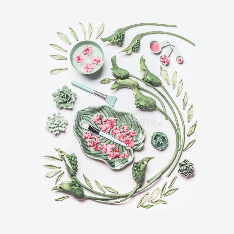 Natural spa en de vlakte van de huidzorg leggen met waterkom, bloemen, groene bladeren, handdoek en toebehoren voor gezichtsmaske royalty-vrije stock fotografie Natural spa en de vlakte van de huidzorg leggen met waterkom, bloemen, groene bladeren, handdoek en toebehoren voor gezichtsmaske royalty-vrije stock fotografie