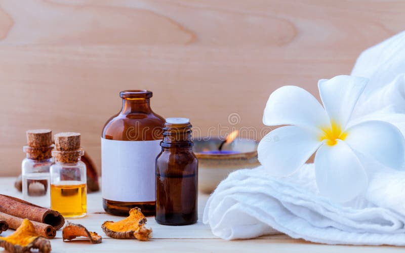 Natural Spa ingrediënten en fles kruidenuittrekselolie voor alt stock afbeelding Natural Spa ingrediënten en fles kruidenuittrekselolie voor alt stock afbeelding