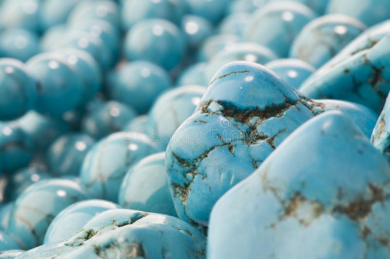 Pietra naturale turchese contro uno sfondo di perle.