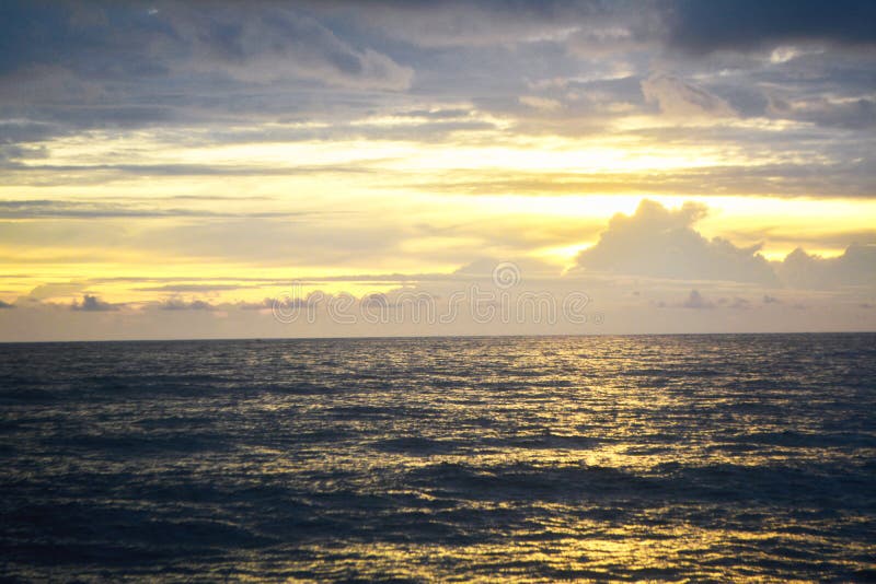 Naturaleza hermosa de la playa de la puesta del sol, fondo del verano imágenes de archivo libres de regalías Naturaleza hermosa de la playa de la puesta del sol, fondo del verano imágenes de archivo libres de regalías
