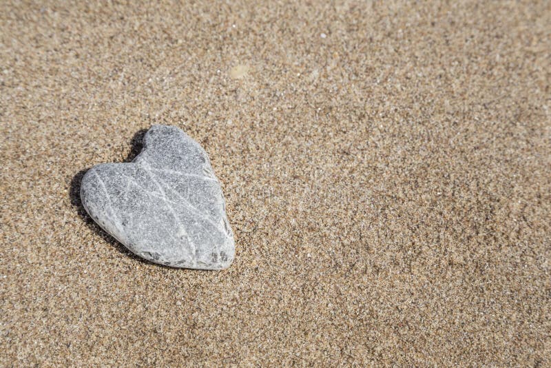 Stone shape. Объемное сердце из камешков на песке. Белые камешки в форме сердца. Alone песок. Сердце на гальке фото.