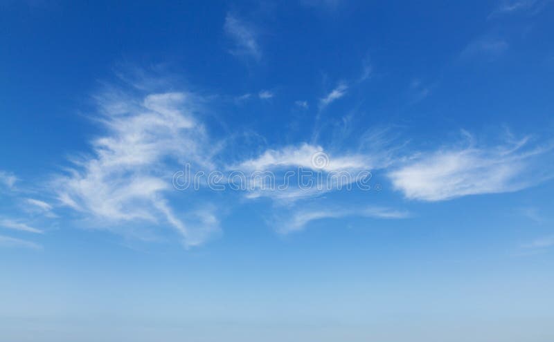 Naturalna błękitna chmurnego nieba tła tekstura