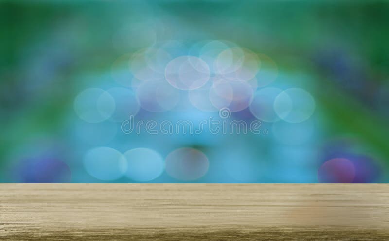 Naturalna drewno stołu powierzchnia z pięknym bokeh miast światła zamazuje tło, z pustą przestrzenią i kopii przestrzenią dla, i obrazy royalty free Naturalna drewno stołu powierzchnia z pięknym bokeh miast światła zamazuje tło, z pustą przestrzenią i kopii przestrzenią dla, i obrazy royalty free