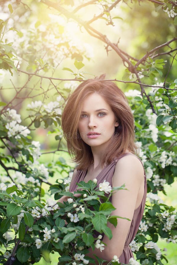 naturalne piękno Piękna kobieta modela dziewczyna z brązu włosy w wiosny okwitnięcia parku Potomstwa doskonalić kobiety na wiosna obrazy royalty free naturalne piękno Piękna kobieta modela dziewczyna z brązu włosy w wiosny okwitnięcia parku Potomstwa doskonalić kobiety na wiosna obrazy royalty free
