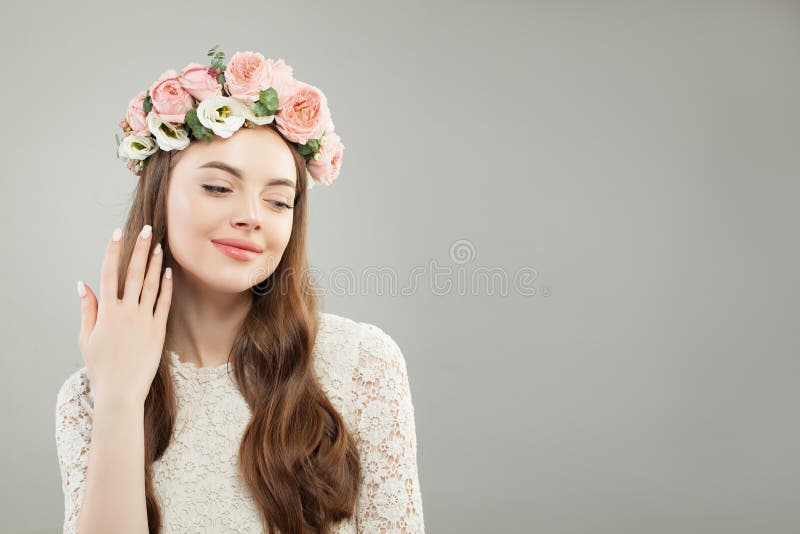 naturalne piękno Piękna Wzorcowa kobieta z Długim Kędzierzawym włosy, Zdrową skórą, Naturalnym Nagim Makeup i kwiatami, fotografia stock naturalne piękno Piękna Wzorcowa kobieta z Długim Kędzierzawym włosy, Zdrową skórą, Naturalnym Nagim Makeup i kwiatami, fotografia stock