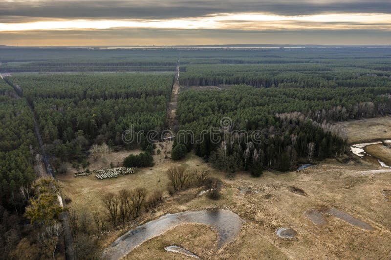 Naturalne pola krajobrazowe łąki lasy w Polsce widoki z drona zdjęcia stock