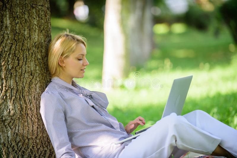 Naturalnego środowiska biuro Pracy outdoors korzyści Edukacja interneta i technologii pojęcie laptop kobieta zdjęcie royalty free Naturalnego środowiska biuro Pracy outdoors korzyści Edukacja interneta i technologii pojęcie laptop kobieta zdjęcie royalty free