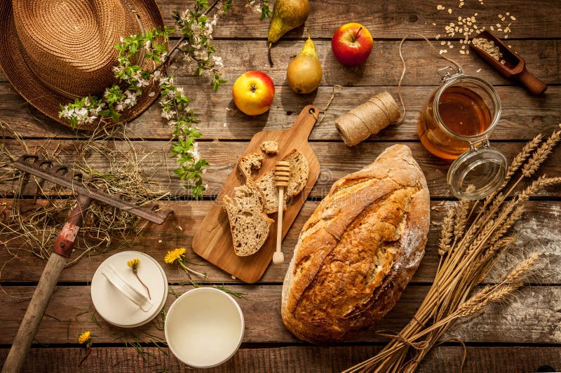 Naturalni lokalni artykuły żywnościowy na rocznika drewnianym stole - kraj