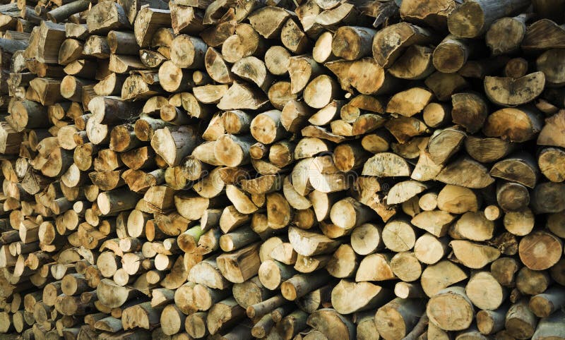 Naturalny drewniany tło - zbliżenie siekająca łupka Łupka brogująca i przygotowywająca dla zima stosu drewniane bele obraz stock Naturalny drewniany tło - zbliżenie siekająca łupka Łupka brogująca i przygotowywająca dla zima stosu drewniane bele obraz stock