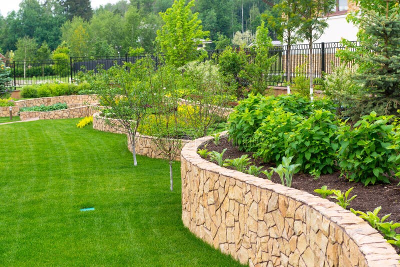 Naturalny kształtować teren w domu ogródzie