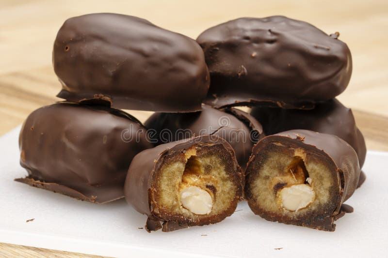 Naturdessert mit Erdnüssen in Schokolade auf einem Holztisch stockbilder