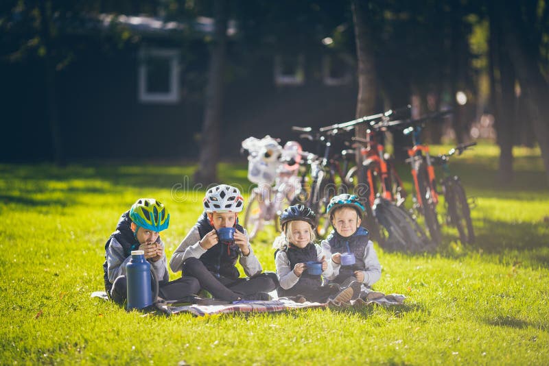 Nature active de vacances de famille de thème enfants de personnes de groupe les petits petits trois frères et soeur reposent l'o images libres de droits Nature active de vacances de famille de thème enfants de personnes de groupe les petits petits trois frères et soeur reposent l'o images libres de droits
