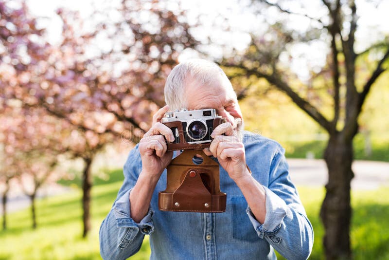 Nature d'extérieur d'homme supérieur au printemps prenant des photos photographie stock Nature d'extérieur d'homme supérieur au printemps prenant des photos photographie stock