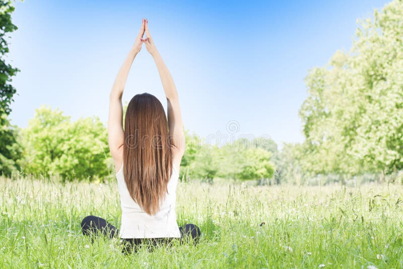 Nature de femme de yoga image libre de droits Nature de femme de yoga image libre de droits