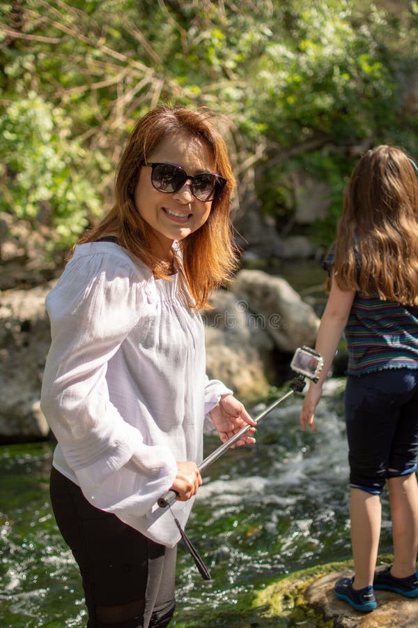 Nature l'explorant de femme et de fille ensemble à un courant ou à une rivière photographie stock Nature l'explorant de femme et de fille ensemble à un courant ou à une rivière photographie stock