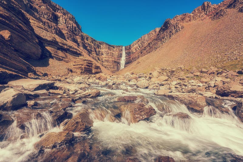 Nature stupéfiante, vue scénique de cascade de Hengifoss en Islande, fond extérieur de voyage photo libre de droits Nature stupéfiante, vue scénique de cascade de Hengifoss en Islande, fond extérieur de voyage photo libre de droits