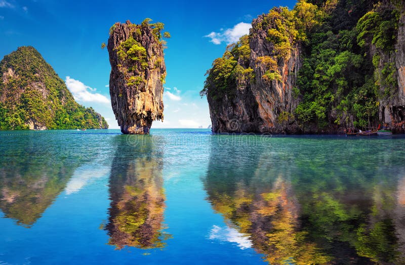 Natureza bonita de Tailândia Reflexão da ilha de James Bond