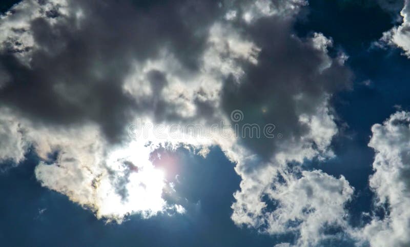 Natureza escura do cloudscape photograohy Nuvens escuras bonitas em escuro - céu azul fotos de stock Natureza escura do cloudscape photograohy Nuvens escuras bonitas em escuro - céu azul fotos de stock