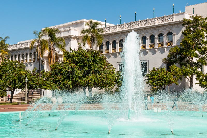 Naturgeschichtliches Museum und Brunnen im Balboa-Park stockfoto Naturgeschichtliches Museum und Brunnen im Balboa-Park stockfoto