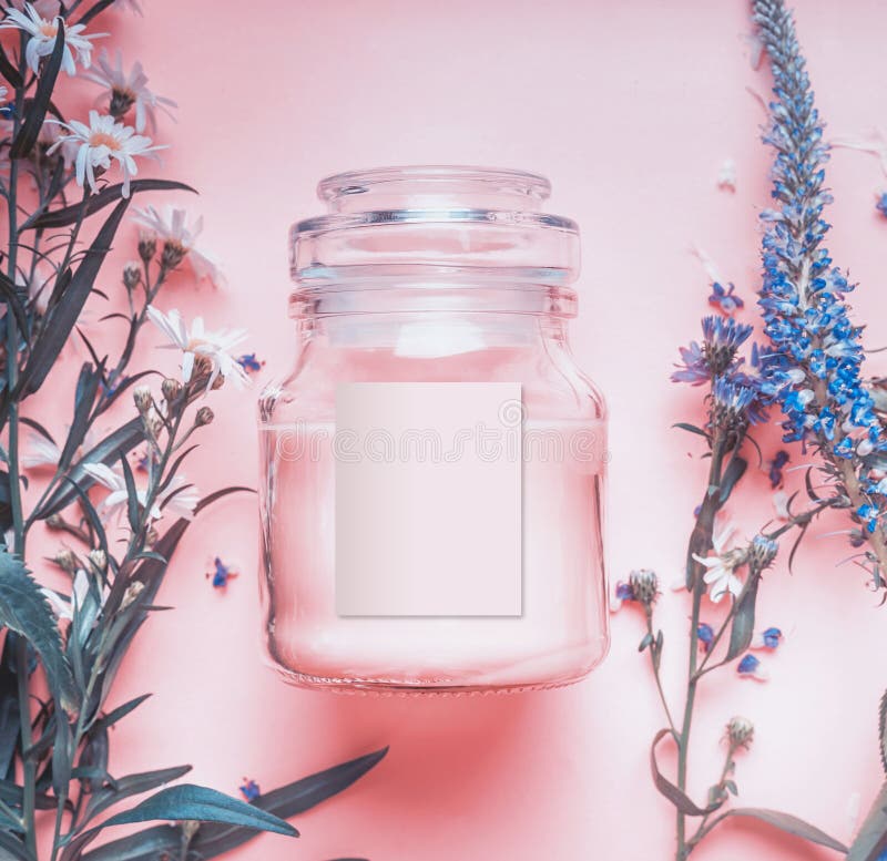 Naturkosmetik rüttelt mit Pastellrosacreme oder Schale, Kräuterblätter und wilde Blumen, Aufkleber des freien Raumes für einbrenn stockfotos Naturkosmetik rüttelt mit Pastellrosacreme oder Schale, Kräuterblätter und wilde Blumen, Aufkleber des freien Raumes für einbrenn stockfotos