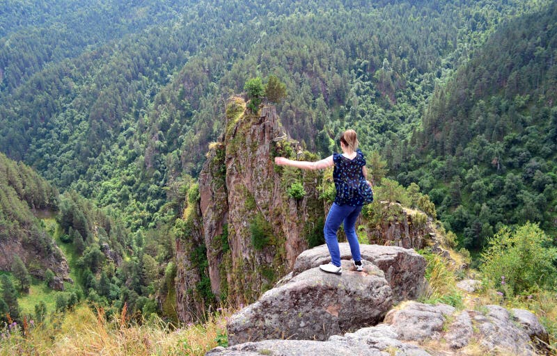 Naturlandskap Flickan halkade när hon stod på kanten av ett klipp arkivfoto Naturlandskap Flickan halkade när hon stod på kanten av ett klipp arkivfoto