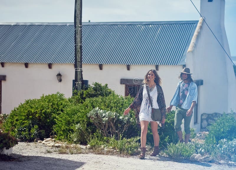 Naturleende och par med semesterkärlek och romans med lycka, glädje och omsorg. Honeymoon promenad och man royaltyfri fotografi
