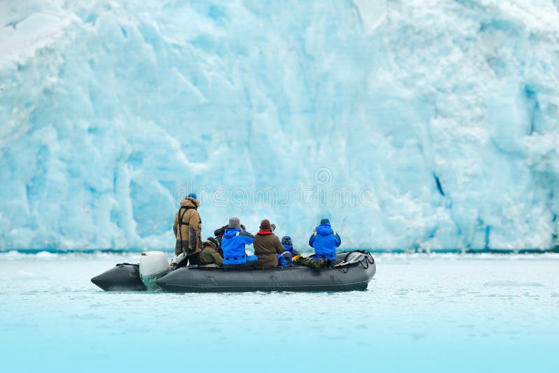Naturliebhaber in arktischem Svalbard, Norwegen Motorboot mit Touristen auf dem Eismeer mit Gletscher Arktische Kreuzfahrt im Win lizenzfreies stockbild Naturliebhaber in arktischem Svalbard, Norwegen Motorboot mit Touristen auf dem Eismeer mit Gletscher Arktische Kreuzfahrt im Win lizenzfreies stockbild