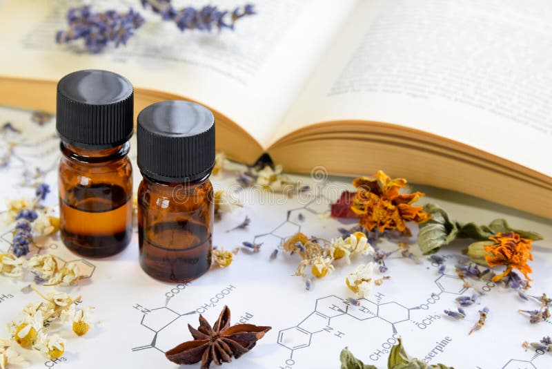 Naturlig apotekare med nödvändiga oljor arkivfoto Naturlig apotekare med nödvändiga oljor arkivfoto