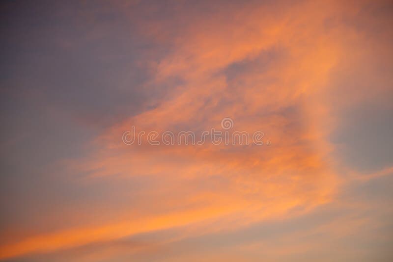 Naturlig avslappnande utomhus- sikt av härliga Cloudscape med färgrik guld- himmelbakgrund Väder meteorologi, natur, royaltyfri fotografi Naturlig avslappnande utomhus- sikt av härliga Cloudscape med färgrik guld- himmelbakgrund Väder meteorologi, natur, royaltyfri fotografi