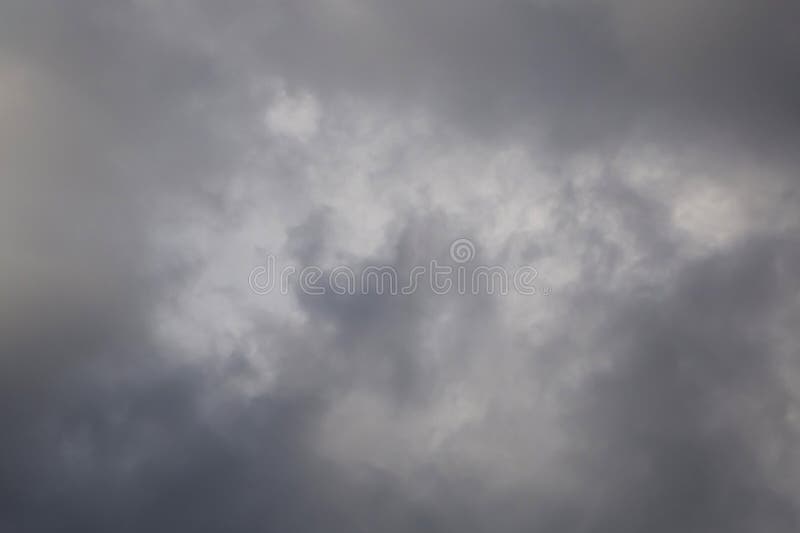 Naturlig bakgrund : nära regnmoln arkivbild