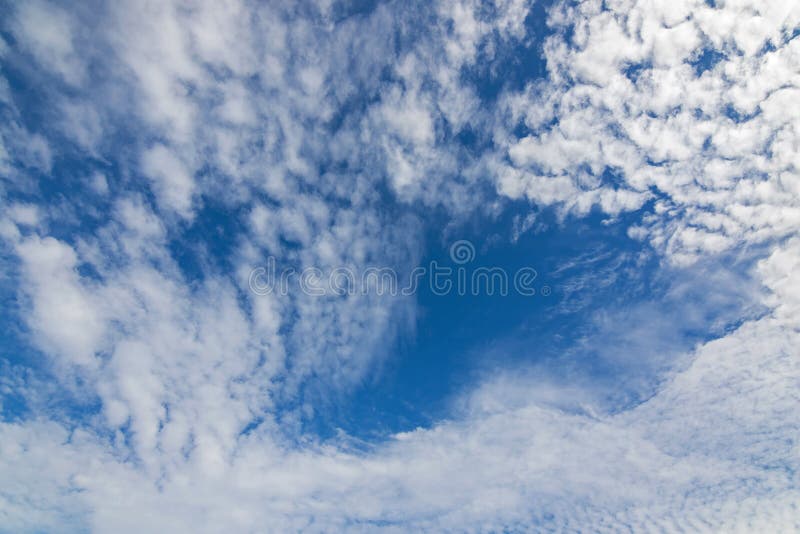 Naturlig blå himmel med bildande för Cirrocumulusmoln royaltyfri bild
