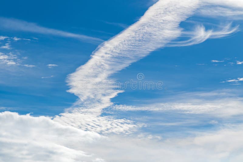 Naturlig blå himmel med bildande för cirrusmolnmoln royaltyfri fotografi