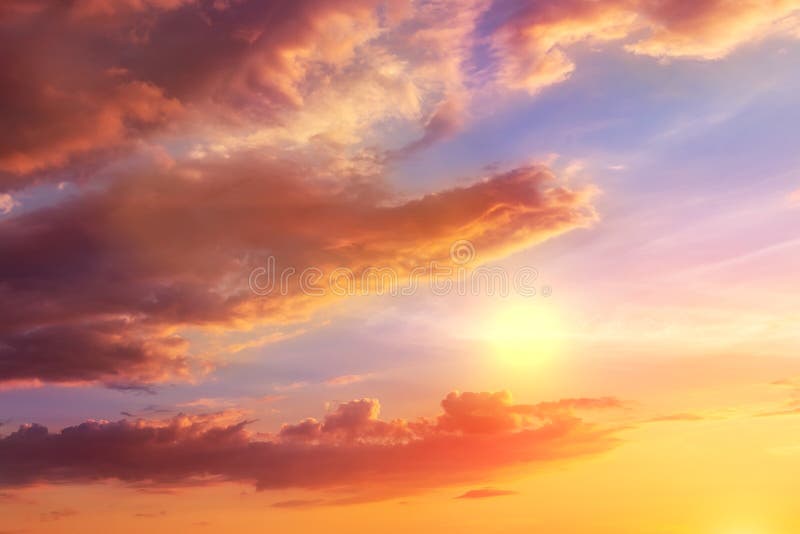 Naturlig solnedg?ng eller soluppg?ng med vibrerande f?rger Dramatisk f?rgrik himmelbakgrund Krokodilkontur som äter solen på skym royaltyfri fotografi Naturlig solnedg?ng eller soluppg?ng med vibrerande f?rger Dramatisk f?rgrik himmelbakgrund Krokodilkontur som äter solen på skym royaltyfri fotografi