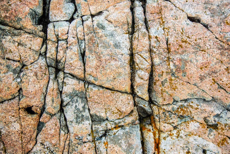 Naturliga granitsprickor vaggar in på Acadianationalparken, USA royaltyfria foton Naturliga granitsprickor vaggar in på Acadianationalparken, USA royaltyfria foton