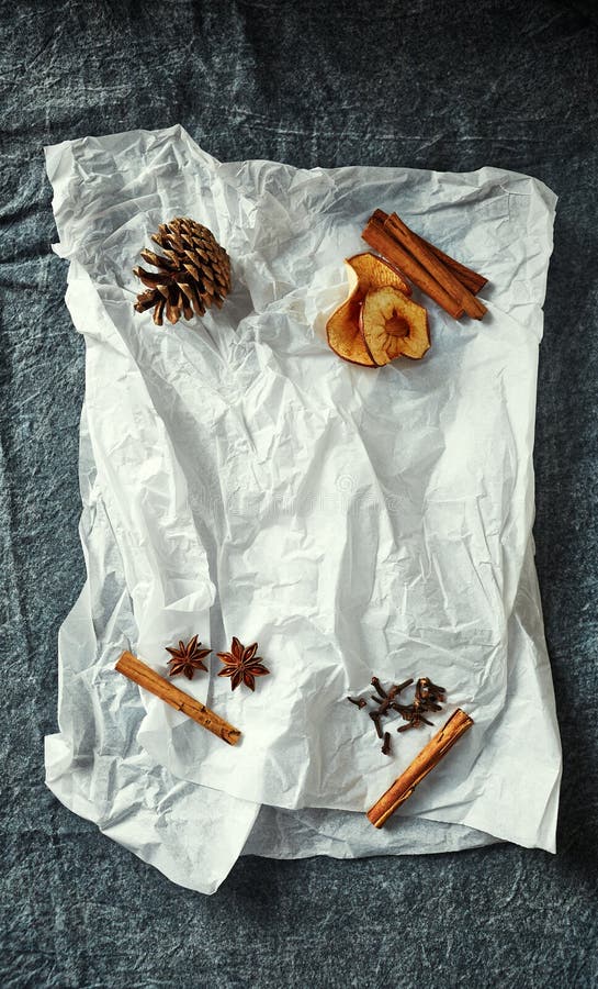 Naturliga ingredienser för jul som bakar och lagar mat på vitbok arkivfoto Naturliga ingredienser för jul som bakar och lagar mat på vitbok arkivfoto