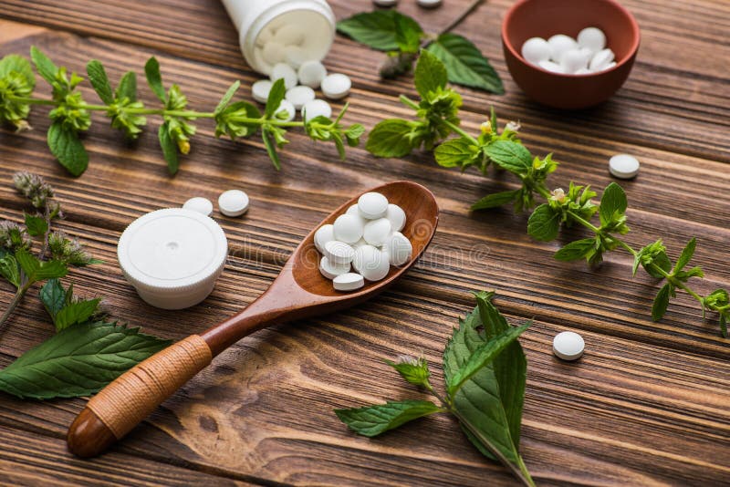 Naturliga organiska preventivpillerar med den växt- växten royaltyfri bild Naturliga organiska preventivpillerar med den växt- växten royaltyfri bild