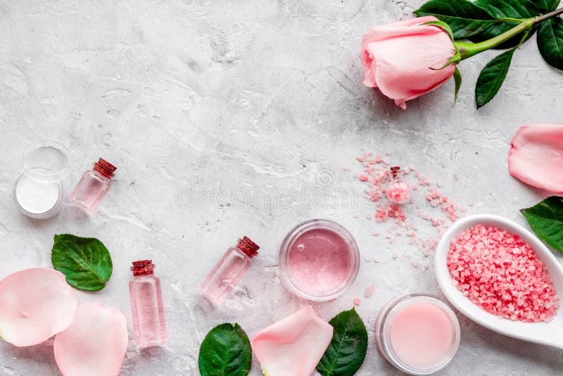 Naturliga organiska skönhetsmedel med rosolja Kräm lotion, brunnsort som är salt på grå copyspace för bästa sikt för bakgrund arkivfoton Naturliga organiska skönhetsmedel med rosolja Kräm lotion, brunnsort som är salt på grå copyspace för bästa sikt för bakgrund arkivfoton