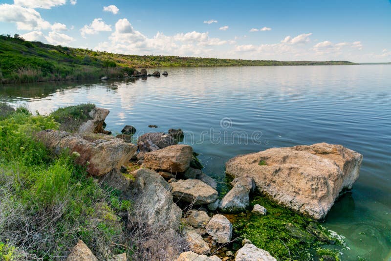 Naturliga skal i landskapet i vattnet nära kusten av Khadzhibey-flodmynningen i södra Ukraina royaltyfri bild