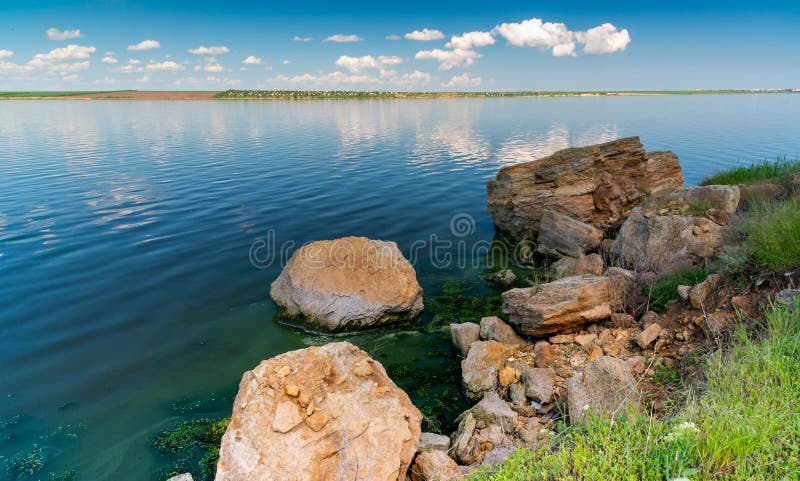 Naturliga skal i landskapet i vattnet nära kusten av Khadzhibey-flodmynningen i södra Ukraina royaltyfria bilder