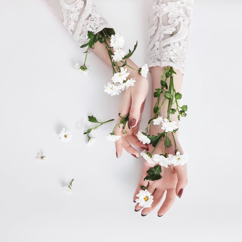 Naturliga skönhethandskönhetsmedel med blommaextrakten, produkt Hand för sommarmodekvinna på tabellen med blomman, hudomsorg royaltyfri bild Naturliga skönhethandskönhetsmedel med blommaextrakten, produkt Hand för sommarmodekvinna på tabellen med blomman, hudomsorg royaltyfri bild