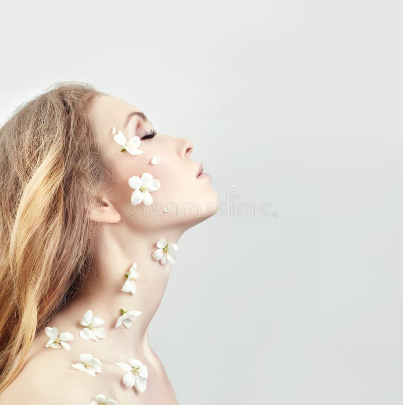 Naturliga skönhetsmedel för framsida, hudomsorg, hydration och hudnäring Spa, ren och naturlig framsidarengöringsmedel för akne o arkivbild Naturliga skönhetsmedel för framsida, hudomsorg, hydration och hudnäring Spa, ren och naturlig framsidarengöringsmedel för akne o arkivbild